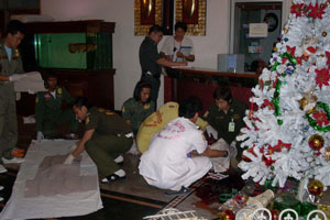 นศ.ขู่ฆ่าตัวตายปีนลูกกรงหอพักร่วงดับ