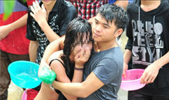 เสื่อม! สงกรานต์ไหหลำ สาวถูกรุมฉีกเสื้อขยำหน้าอก