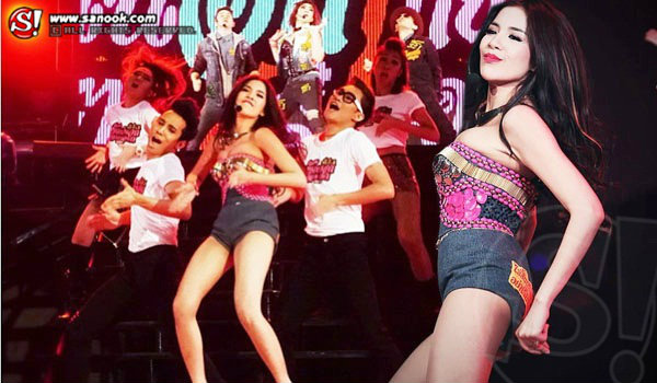 ใบเตย แน่นอก จนจุกโผล่บนเวทีคอนเสิร์ต